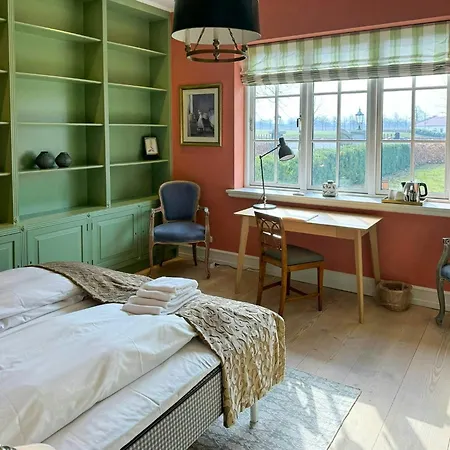 Manor House Overlooking Fields And Garden Ferienhaus