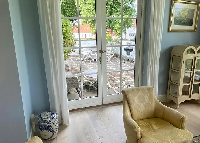 Manor House Overlooking Fields And Garden Дом отдыха