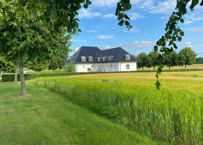 Дом отдыха Manor House Overlooking Fields And Garden