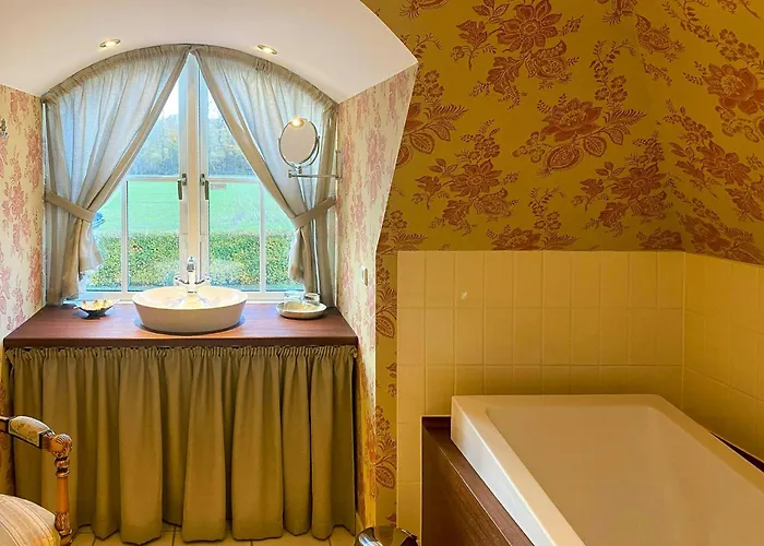 Manor House Overlooking Fields And Garden * Ringe