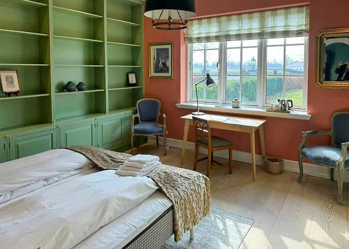 Manor House Overlooking Fields And Garden Дом отдыха